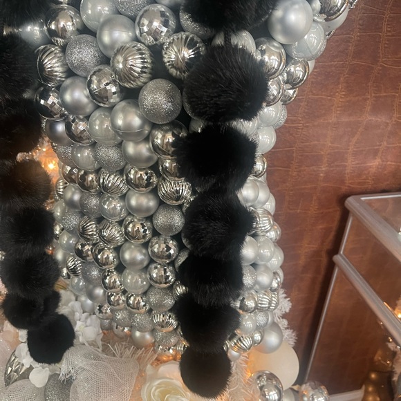 this is a woman’s scarf consisting of 25 fur like pom-poms. It’s 52” long - Picture 2 of 9